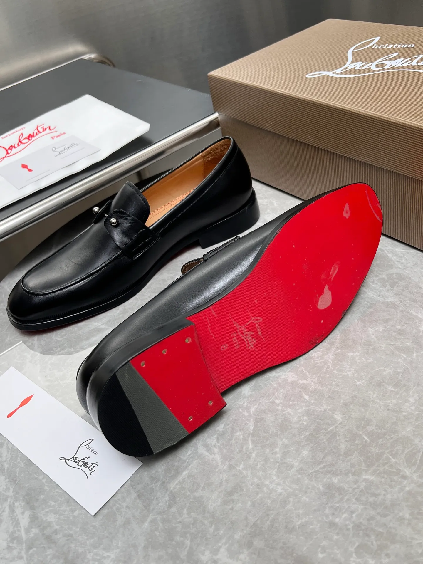 [CL red sole] Top P: 900💰 Number of yards: 39~44 (38.4546. Customized, non-refundable) CL new men's formal shoes Loaf leather shoes Christia* Loubouti* red sole shoes The red sole is luxurious and elegant, reshaping the style boundary of casual formal wear. It is extremely innovative in material selection, and creates a rich visual and tactile experience through the collision of different materials! Made of top-grade calfskin/glossy patent leather/spliced ​​technical fabric in contrasting colors. The upper is stitched by hand with fine and even stitching. It is based on the square-toe loafer shoe shape, with neat and elegant lines, which fits the toughness of men's wear. The upper is embellished with metal rivets, injecting individual details into classic loafers, breaking the mediocrity of casual shoes, and giving a concrete expression of "low-key luxury". From the original color/red cowhide lining inside the shoe to the instantly recognizable red sole, the "red sole" is not only the brand's visual identity, but also a "luxury codeword" when walking. The red sole exposed inadvertently conveys taste and identity instantly. From the innovative splicing of materials, to the personalized fusion of design, to the ingenious inheritance of craftsmanship, the Christian Louboutin men's loafer series is not only a pair of casual shoes, but also a "yuppie style" dressing weapon for men. Whether it is a casual business meeting or a casual look for daily travel, it can help you become a unique and stylish man in every occasion with its "red Loaf" attitude.